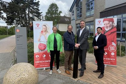 Anne Reimers (Stadtwerke Neustadt in Holstein), Bürgermeister Mirko Spieckermann, Björn Schwarze (Geschäftsführer der ADDIX GmbH) und Jan Budzinski (Marketing, ADDIX) gaben gemeinsam das Startsignal für das Projekt „#sh_wlan“ (v. lks.).