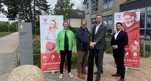 Anne Reimers (Stadtwerke Neustadt in Holstein), Bürgermeister Mirko Spieckermann, Björn Schwarze (Geschäftsführer der ADDIX GmbH) und Jan Budzinski (Marketing, ADDIX) gaben gemeinsam das Startsignal für das Projekt „#sh_wlan“ (v. lks.).