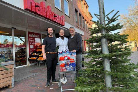 Jürgen Mohr (re.) bedankt sich für die großzügige Unterstützung bei Paula und Denis Schlüter.