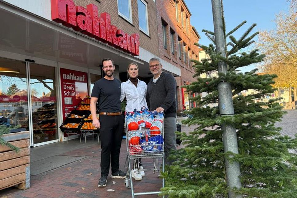 Jürgen Mohr (re.) bedankt sich für die großzügige Unterstützung bei Paula und Denis Schlüter.