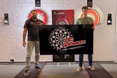 Jan Boldt, Sportwart vom DC Grömitz, (lks.) und Thomas Mauß vom Ankerplatz Tagespflege Grömitz.