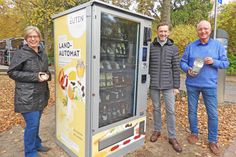 Dana Lass, Michael Keller (beide Eutin Tourismus GmbH) und Günter Möller (AktivRegion) präsentierten den „Landautomaten“.
