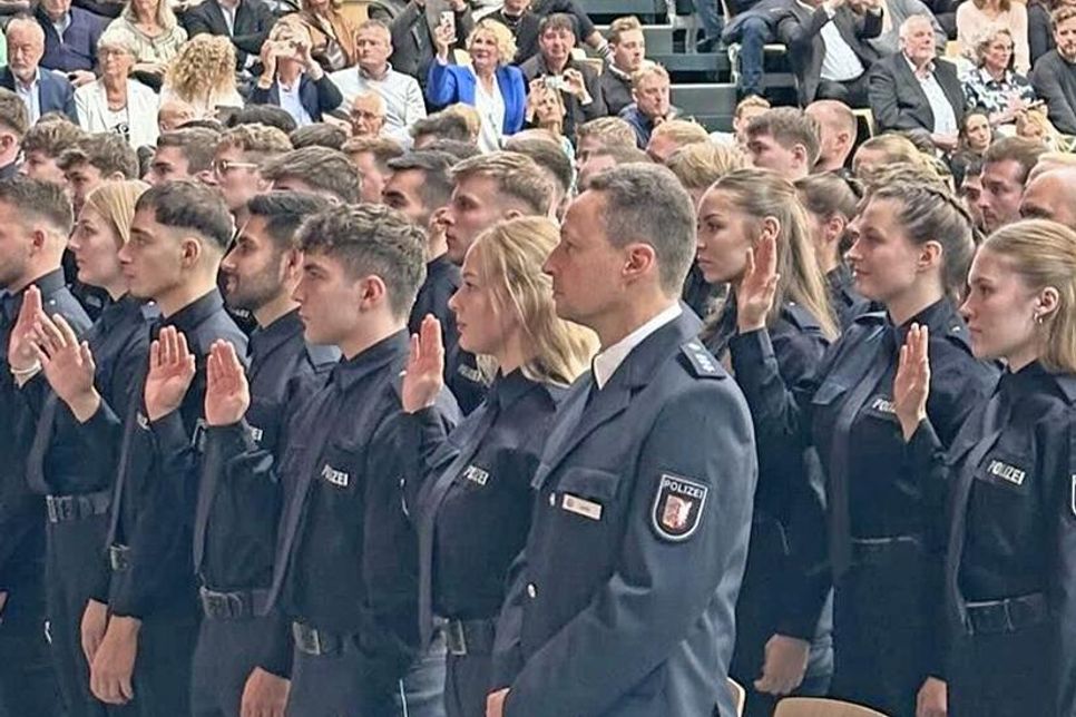330 Nachwuchspolizistinnen und -polizisten legten in Gegenwart von Innenministerin Sabine Sütterlin-Waack den Amtseid ab.