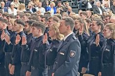 330 Nachwuchspolizistinnen und -polizisten legten in Gegenwart von Innenministerin Sabine Sütterlin-Waack den Amtseid ab.