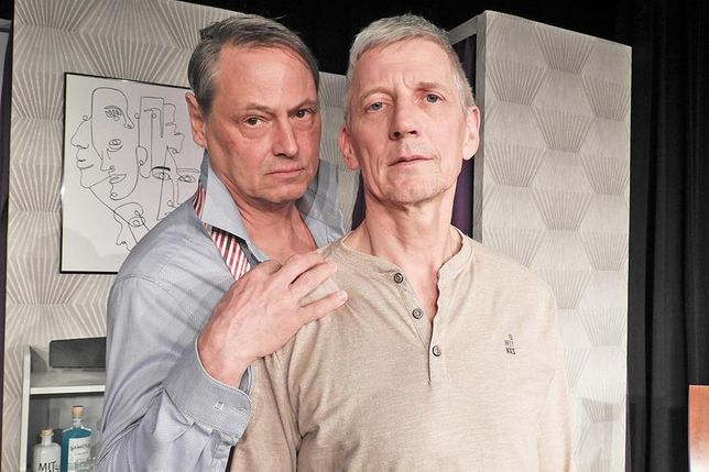 „Twee Bröder“: Stephan Greve (li.) und Jörn Hilbrecht beeindrucken als ungleiches Paar.