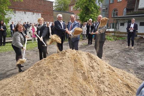 Führten den symbolischen Spatenstich durch: Präsidentin Amicale Internationale KZ Neuengamme Martine Letterie, Bildungsministerin Karin Prien, stellvertretender Bürgervorsteher Otto Stoehr, Bürgermeister Mirko Spieckermann und Landrat Timo Gaarz (v. lks.).