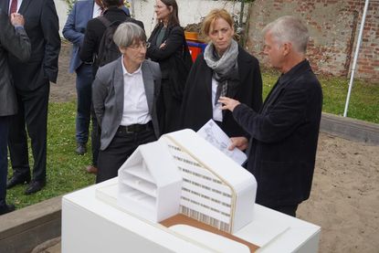 Architekt Justus Pysall erklärte Ministerin Karin Prien (Mitte) das ausgestellte Modell.