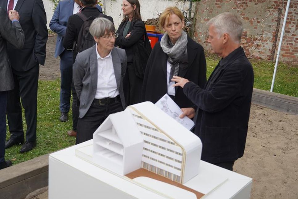 Architekt Justus Pysall erklärte Ministerin Karin Prien (Mitte) das ausgestellte Modell.