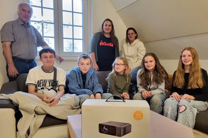 Über den Beamer als Spende des Fördervereins JuSchKa freuen sich neben Jürgen Fischer (v. lks.) und Vorsitzende Yvonne Diederich auch Jugendpflegerin Corinna Lutter und die Jugendlichen Dean, Markus, Leona, Lene und Lea.