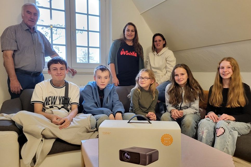 Über den Beamer als Spende des Fördervereins JuSchKa freuen sich neben Jürgen Fischer (v. lks.) und Vorsitzende Yvonne Diederich auch Jugendpflegerin Corinna Lutter und die Jugendlichen Dean, Markus, Leona, Lene und Lea.