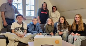 Über den Beamer als Spende des Fördervereins JuSchKa freuen sich neben Jürgen Fischer (v. lks.) und Vorsitzende Yvonne Diederich auch Jugendpflegerin Corinna Lutter und die Jugendlichen Dean, Markus, Leona, Lene und Lea.