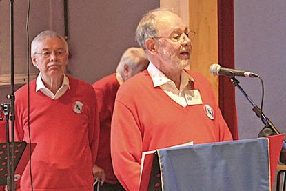 Der 1. Shantyman Peter Ernst (r.) und Bernd Straßburger führten durch das maritime Programm.