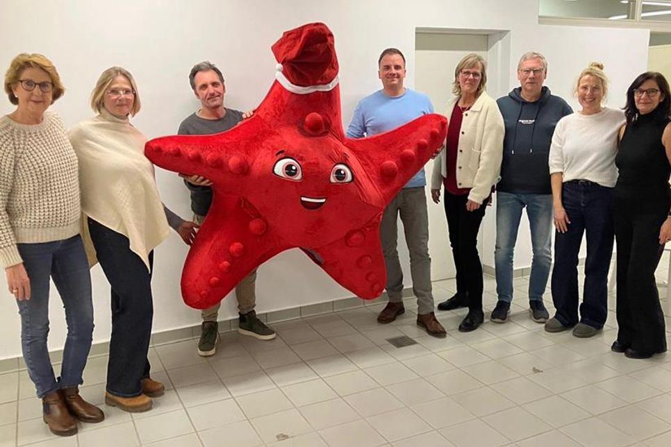 Der Tourismusverein Kellenhusen hat das neue Maskottchen, den großen Seestern, bereits ins Herz geschlossen: Gaby von Schrader, Konstanze Sawitzki, Eddie Behnke, Michael Breuer, Wybke Schmidt, Klaus Rudnik, Birgit Schnoor und Ramone Steinbach (v. lks.).