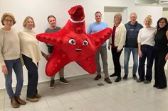 Der Tourismusverein Kellenhusen hat das neue Maskottchen, den großen Seestern, bereits ins Herz geschlossen: Gaby von Schrader, Konstanze Sawitzki, Eddie Behnke, Michael Breuer, Wybke Schmidt, Klaus Rudnik, Birgit Schnoor und Ramone Steinbach (v. lks.).