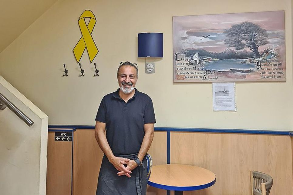 Murat Tas von „Efes Grill“ in der Peterstraße hat über das Angebot von Christiane Dunker-Kobza zunächst nachgedacht und die Schleife dann „selbstverständlich“ im Laden aufgehängt.