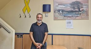 Murat Tas von „Efes Grill“ in der Peterstraße hat über das Angebot von Christiane Dunker-Kobza zunächst nachgedacht und die Schleife dann „selbstverständlich“ im Laden aufgehängt.