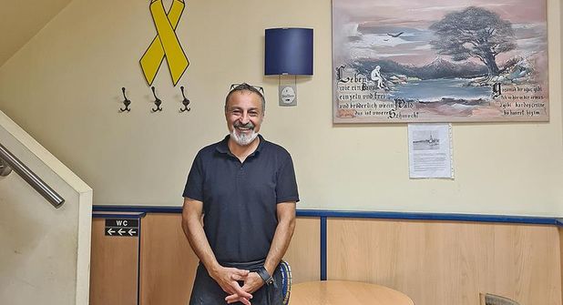 Murat Tas von „Efes Grill“ in der Peterstraße hat über das Angebot von Christiane Dunker-Kobza zunächst nachgedacht und die Schleife dann „selbstverständlich“ im Laden aufgehängt.