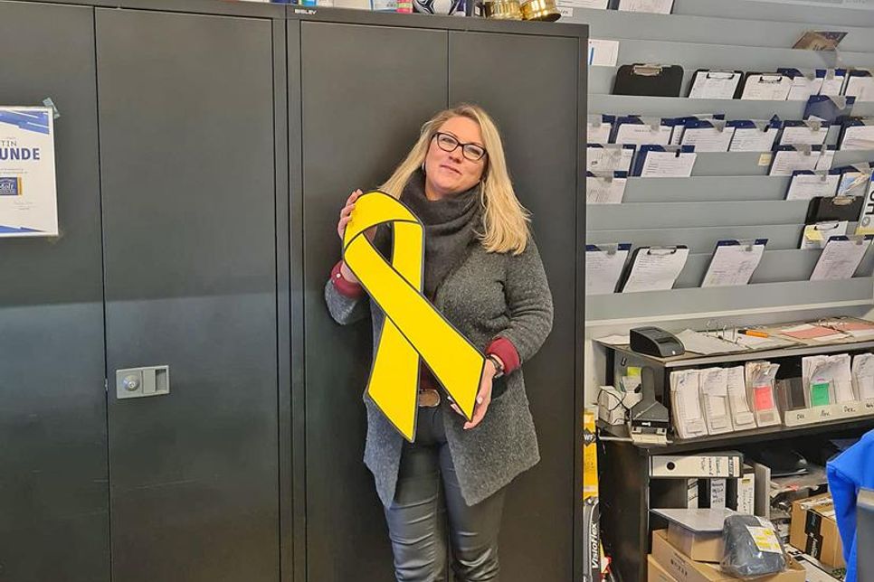 Auch Karin Molt vom Kfz-Betrieb Weigel &amp; Co. Molt OHG beweist Solidarität mit den Soldaten.
