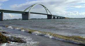 Der Kreis Ostholstein wehrt sich massiv gegen die Übernahme der Straßenbaulast für die Fehmarnsundbrücke.
