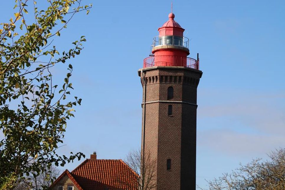 Der 28,8 Meter hohe, achteckige Ziegelturm wurde 1878/79 auf einer Gelände­höhe („Höved“) in der Nähe des heutigen Ostseebads Dahme nach Plänen des Berliners Veitmeier erbaut.