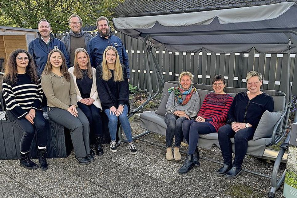Philipp Pietsch (v.l.), Sebastian Dose und Moritz Gebert vom Serviceclub Round Table übergaben Kathrin Seehusen (auf der Schaukel li.), Julia Schuster (Mitte) und den Mitarbeiterinnen des Janusz-Korczak-Hauses die gespendeten Gegenstände.