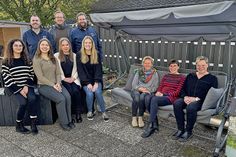 Philipp Pietsch (v.l.), Sebastian Dose und Moritz Gebert vom Serviceclub Round Table übergaben Kathrin Seehusen (auf der Schaukel li.), Julia Schuster (Mitte) und den Mitarbeiterinnen des Janusz-Korczak-Hauses die gespendeten Gegenstände.