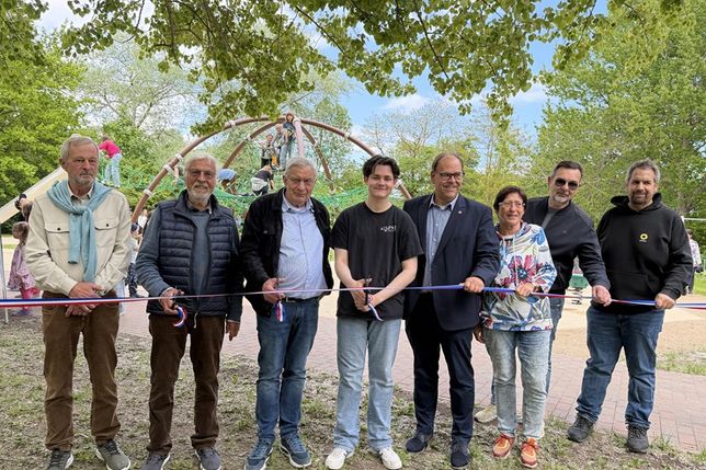 Eröffneten den Spielpark am Mittelweg (v. lks.): Bürgervorsteher Heinrich Holtfester, Kay Cornils (Cornils Stiftung), Fritz-Michael Kümmel (Aktivregion Wagrien-Fehmarn), Adrian Kasakewitsch vom Kinder- und Jugendparlament, Bürgermeister Mirko Spieckermann sowie die Fraktionsvorsitzenden Margit Giszas (SPD), Dirk Vowe (CDU) und Mirco Stein (Grüne).