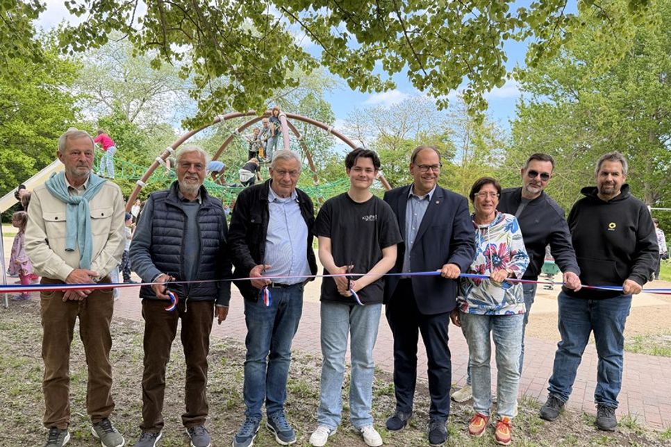 Eröffneten den Spielpark am Mittelweg (v. lks.): Bürgervorsteher Heinrich Holtfester, Kay Cornils (Cornils Stiftung), Fritz-Michael Kümmel (Aktivregion Wagrien-Fehmarn), Adrian Kasakewitsch vom Kinder- und Jugendparlament, Bürgermeister Mirko Spieckermann sowie die Fraktionsvorsitzenden Margit Giszas (SPD), Dirk Vowe (CDU) und Mirco Stein (Grüne).