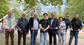 Eröffneten den Spielpark am Mittelweg (v. lks.): Bürgervorsteher Heinrich Holtfester, Kay Cornils (Cornils Stiftung), Fritz-Michael Kümmel (Aktivregion Wagrien-Fehmarn), Adrian Kasakewitsch vom Kinder- und Jugendparlament, Bürgermeister Mirko Spieckermann sowie die Fraktionsvorsitzenden Margit Giszas (SPD), Dirk Vowe (CDU) und Mirco Stein (Grüne).
