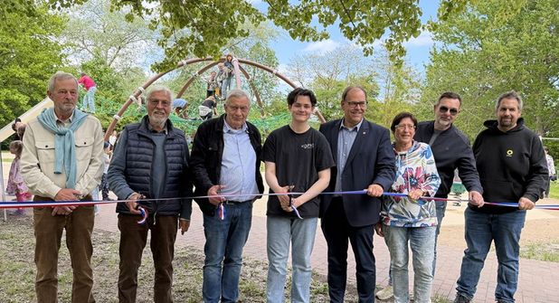 Eröffneten den Spielpark am Mittelweg (v. lks.): Bürgervorsteher Heinrich Holtfester, Kay Cornils (Cornils Stiftung), Fritz-Michael Kümmel (Aktivregion Wagrien-Fehmarn), Adrian Kasakewitsch vom Kinder- und Jugendparlament, Bürgermeister Mirko Spieckermann sowie die Fraktionsvorsitzenden Margit Giszas (SPD), Dirk Vowe (CDU) und Mirco Stein (Grüne).