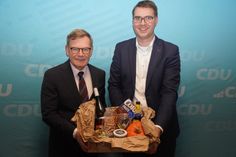 Mit einem Präsentkorb bedankte sich Sebastian Schmidt (re.) bei Johann Wadephul.