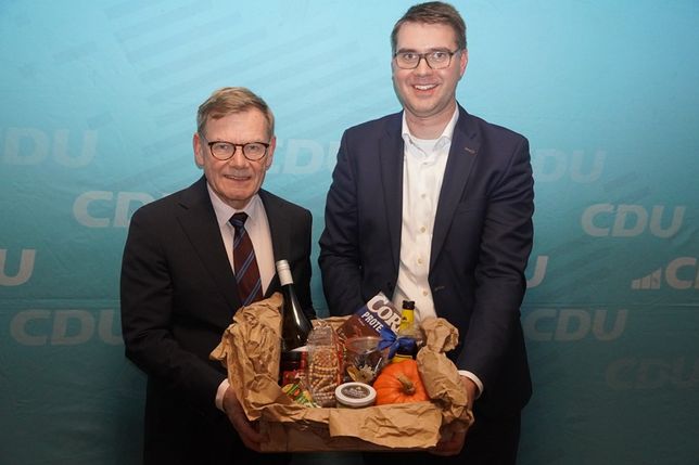 Mit einem Präsentkorb bedankte sich Sebastian Schmidt (re.) bei Johann Wadephul.