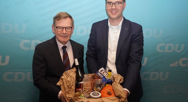 Mit einem Präsentkorb bedankte sich Sebastian Schmidt (re.) bei Johann Wadephul.