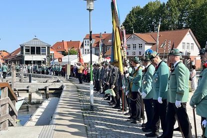 Der Festumzug am Hafen von Neustadt.