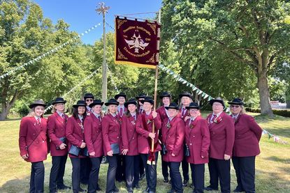Erstmalig in eigener Uniform und mit eigener Fahne dabei: Der Damenschießclub der Neustädter Schützengilde.