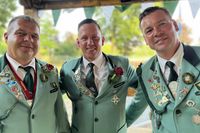 Die glückliche neue Majestät Benedikt Steiner (Mi.) direkt nach dem Treffer.