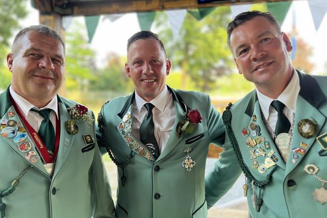 Die glückliche neue Majestät Benedikt Steiner (Mi.) direkt nach dem Treffer.