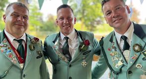 Die glückliche neue Majestät Benedikt Steiner (Mi.) direkt nach dem Treffer.