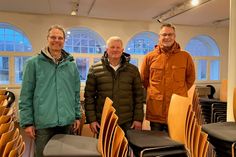 Dirk Mosebach (Vorstandsmitglied Museumsförderverein), Volker Engelking (VR Bank) und Dr. Frank Wilschewski vom Zeittor (v. re.). (Foto: Zeittor Museum der Stadt Neustadt)