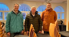 Dirk Mosebach (Vorstandsmitglied Museumsförderverein), Volker Engelking (VR Bank) und Dr. Frank Wilschewski vom Zeittor (v. re.). (Foto: Zeittor Museum der Stadt Neustadt)