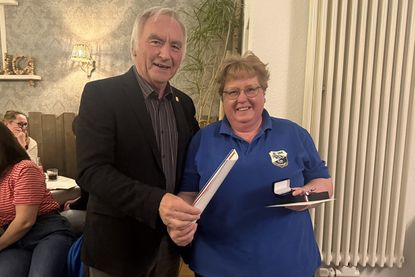 Auch Ilona Makoben wurde geehrt. Jürgen Fischer überreichte ihr die Verdienstnadel des Kreissportverbandes.