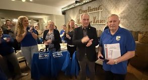 Standing Ovations für Hartmut Wieske (re.) bei der Ehrung des Kreissportverbandes durch dessen Vertreter Jürgen Fischer.