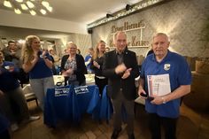 Standing Ovations für Hartmut Wieske (re.) bei der Ehrung des Kreissportverbandes durch dessen Vertreter Jürgen Fischer.