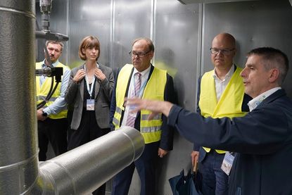 Die Projektverantwortlichen Lars-Arne Beilfuß und Lena Schmölcke ließen sich mit Bürgermeister Mirko Spieckermann und Minister Tobias Goldschmidt von Thomas Anthoni (technischer Projektleiter; v. lks.) die Anlage erklären.
