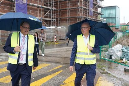 Mirko Spieckermann (lks.) und Minister Tobias Goldschmidt beim Besichtigungsrundgang auf dem Weg von der Meerwasser-Wärmepumpe (hi. re.) zur Wasserentnahmestation direkt an der Hafenkante.
