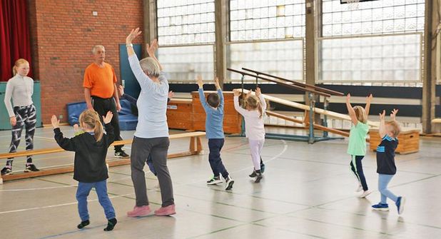 Jede Übungsstunde im BSG-Kinderturnen beginnt mit Bewegungs- und endet mit Ballspielen.