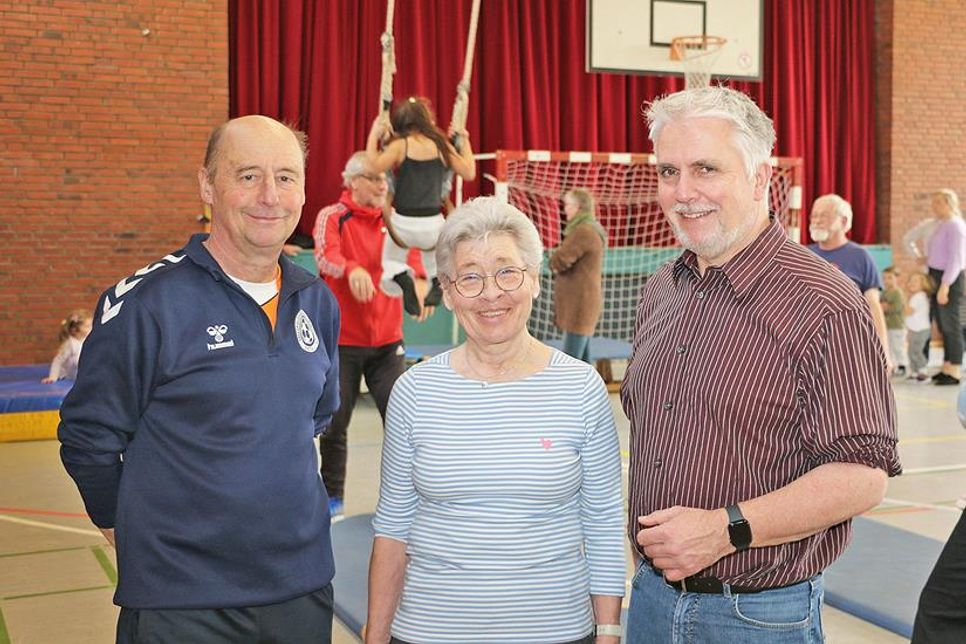 Sie setzen perspektivisch auf eine tragfähige Hallenlösung nicht nur für die rund 300 BSG-Turnkinder (v.r.): Sven Radestock (Eutins Bürgermeister), Heide Raese (BSG-Übungsleiterin) und Frank Lunau (2. BSG-Vorsitzender).