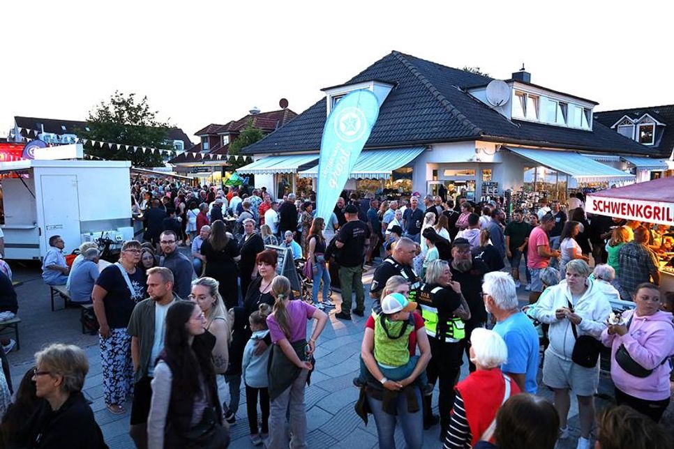 Auf dem Seebrückenvorplatz hieß es: Schlemmen und Genießen mit Blick aufs Meer.