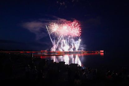 Das farbenfrohe Höhenfeuerwerk ließ die Seebrücke leuchten.