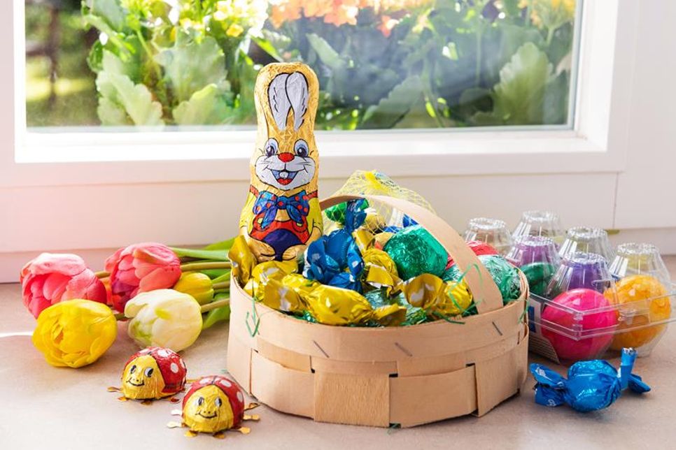 Auch der Osterhase freut sich, wenn Abfälle getrennt und Verpackungen recycelt werden. (Foto: Mülltrennung wirkt Marcella Merk)